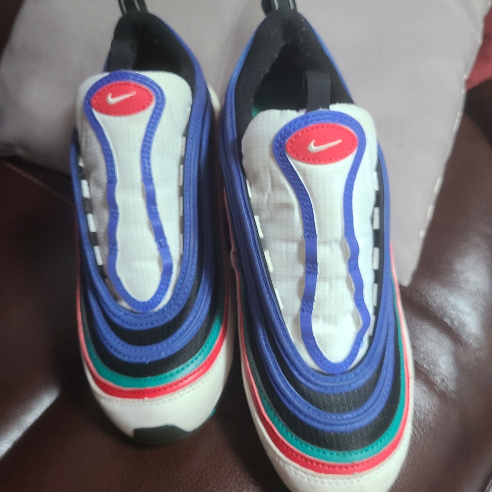 NIKE